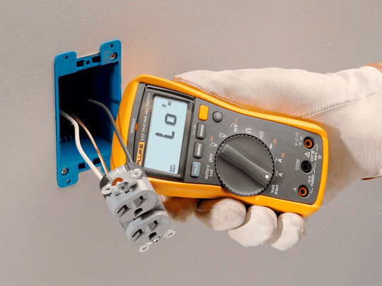 FLUKE 117 | Multímetro Digital True RMS con Detección de Voltaje sin Contacto y Modo de Baja Impedancia LoZ