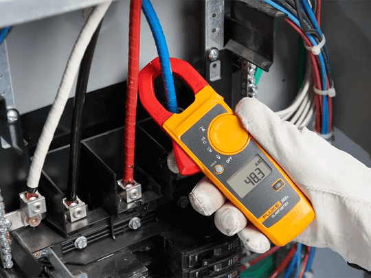 FLUKE 302+ | Pinza Amperimétrica Digital Alterna (CA) de 400 A con Diseño Compacto y Ergonómico